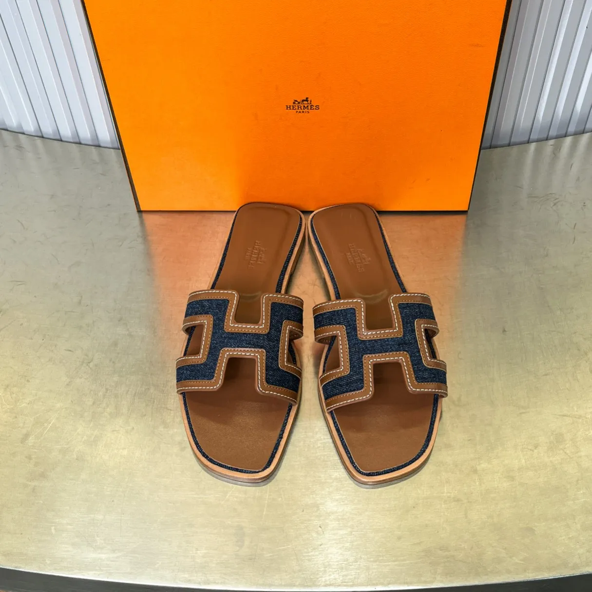 👟👟Ex-factory price 480👟👟 New style in early spring, splicing technology, new revision (Hermès), upgraded packaging, upgraded version and workmanship materials. Hermes®🔴The highest version of handmade shoes on the market ✨✨ Top product Hermès slippers🐎 —————————— The new model in early spring is the same as the original version, handmade by masters! ❥High-end customization, exclusive products, the highest version in the industry⚠❥Using: Hermers upper: Italian imported cowhide + original custom-grade Australian sheepskin feet + genuine leather outsole (pursuing top walking comfort) ✨~~〰〰〰〰❥ Packaging: ✔🚦Pay attention to the packaging➰Top-level exclusive box 〰The original top quality is on sale━━━━Hermes━━━━━ size: 35-40 (34.41.42 custom-made, non-refundable)